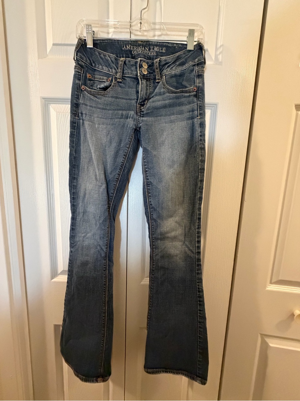🚨American Eagle Outfitters Medium Blue Flare Jeans🚨